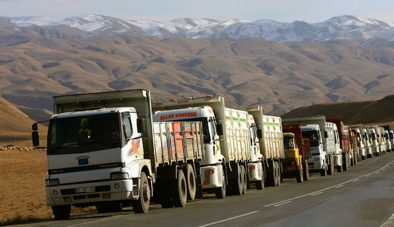 – PHOTO TAKEN 30NOV05 – Hundreds of trucks bringing in diesel from Iran line up on a road as they he..